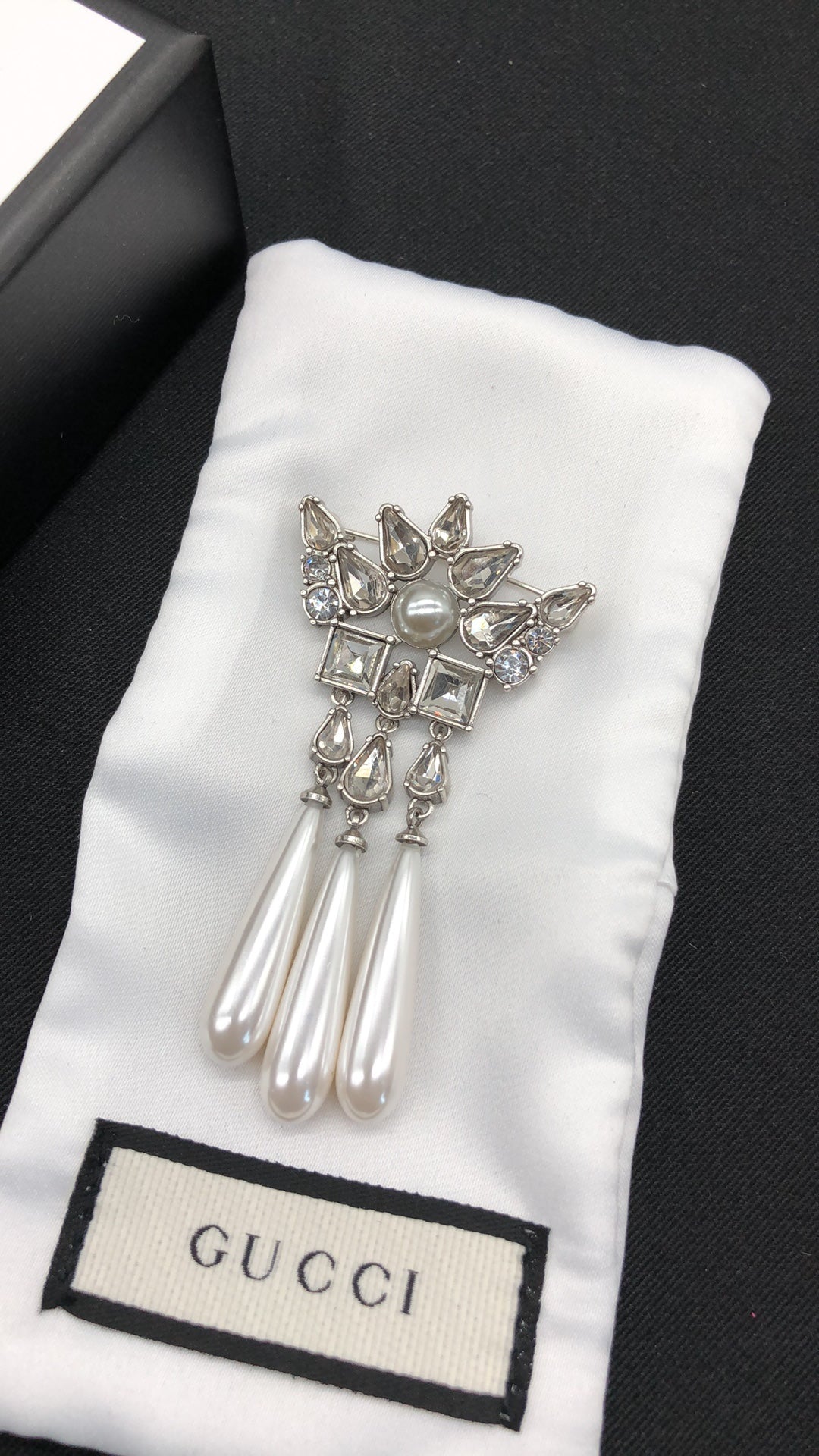 New drop pearl brooch