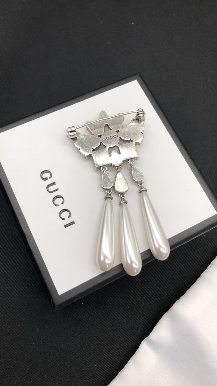 New drop pearl brooch