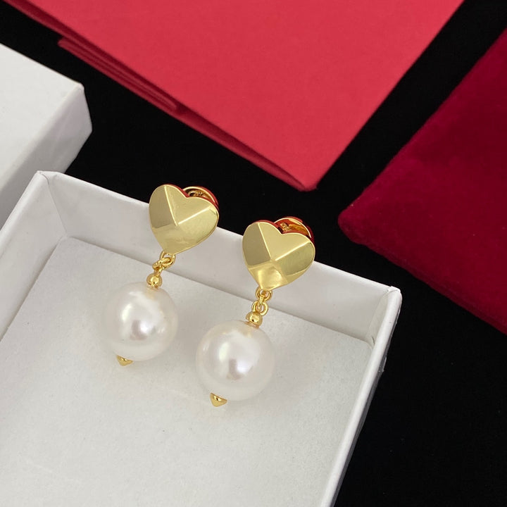 Fashionable heart-shaped pearl earrings