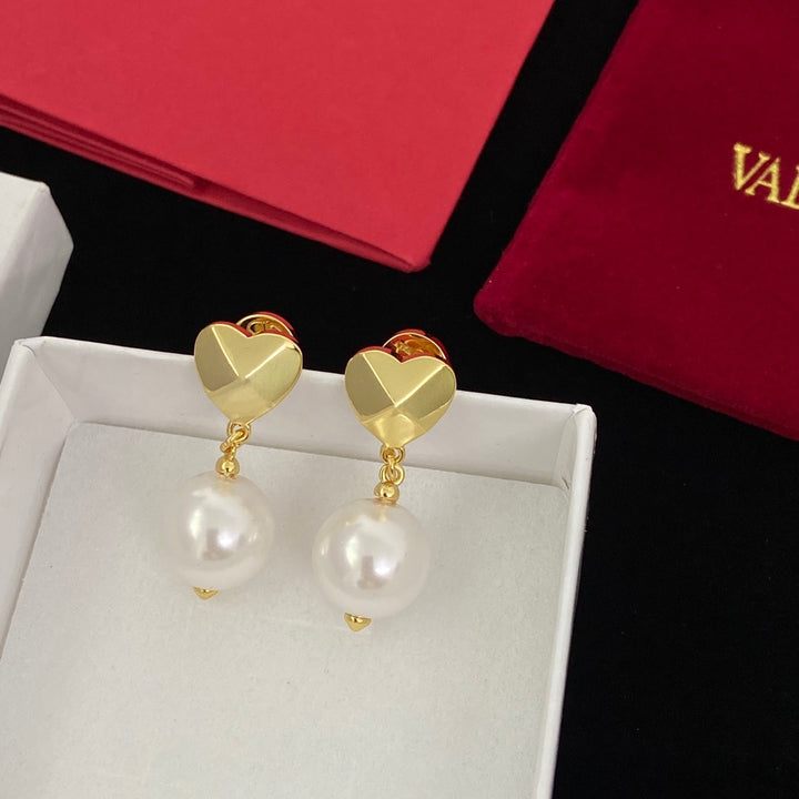 Fashionable heart-shaped pearl earrings