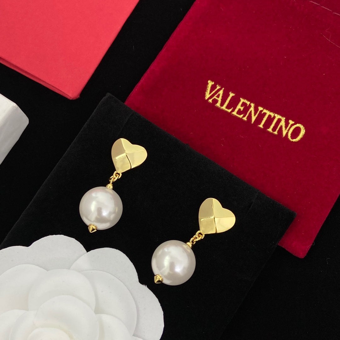 Fashionable heart-shaped pearl earrings