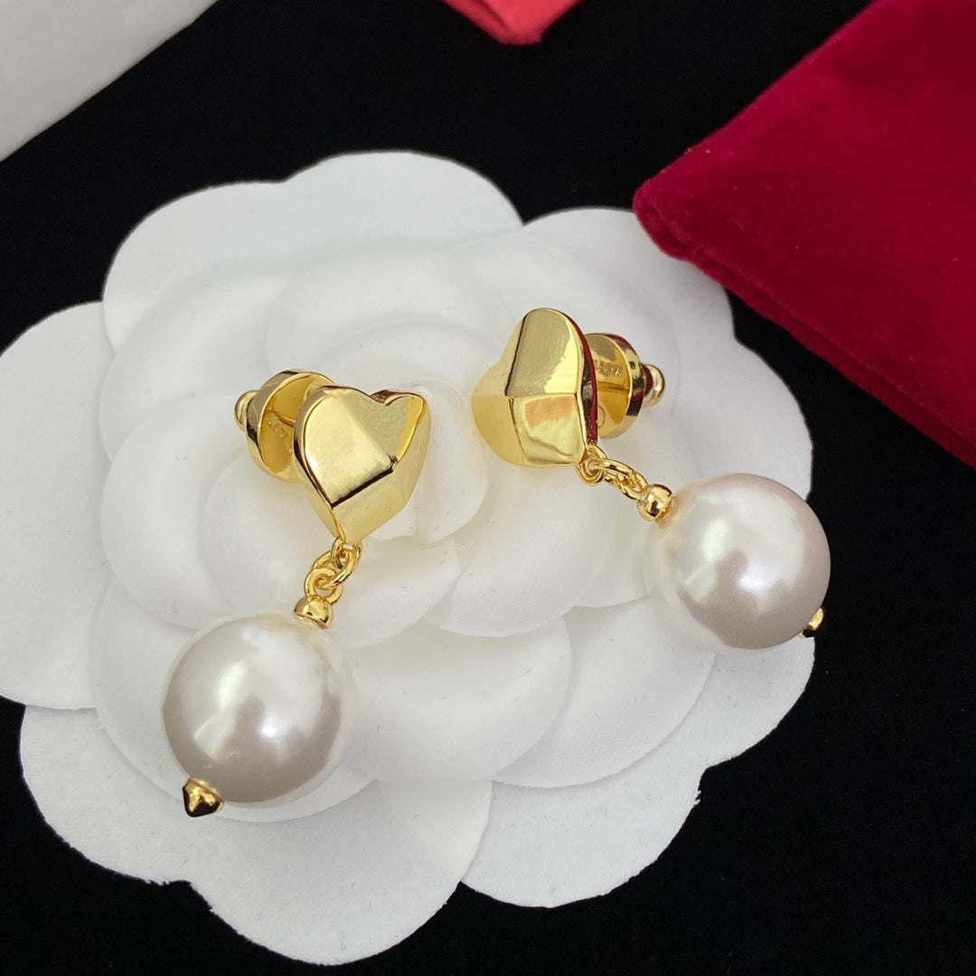 Fashionable heart-shaped pearl earrings