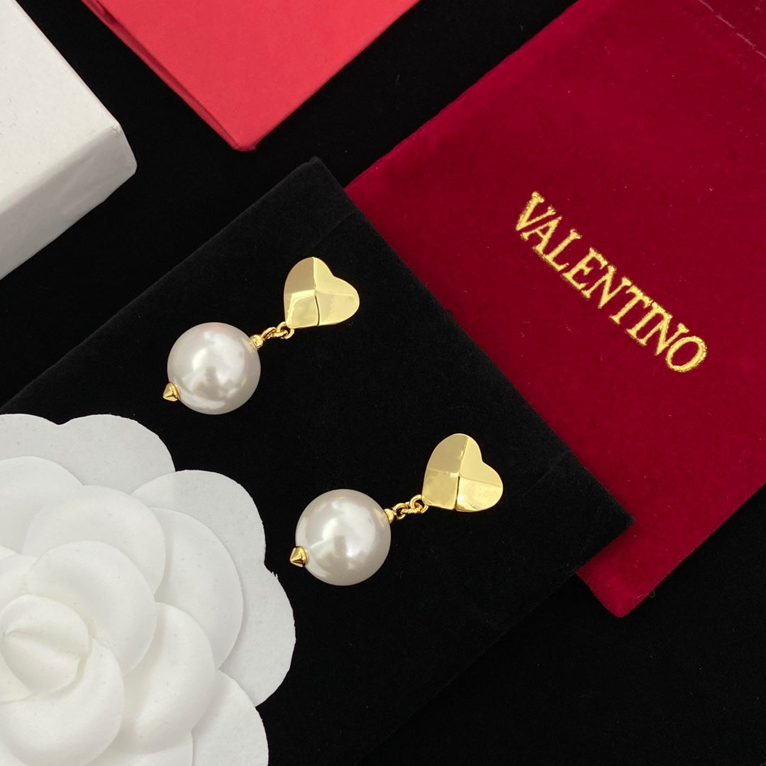 Fashionable heart-shaped pearl earrings