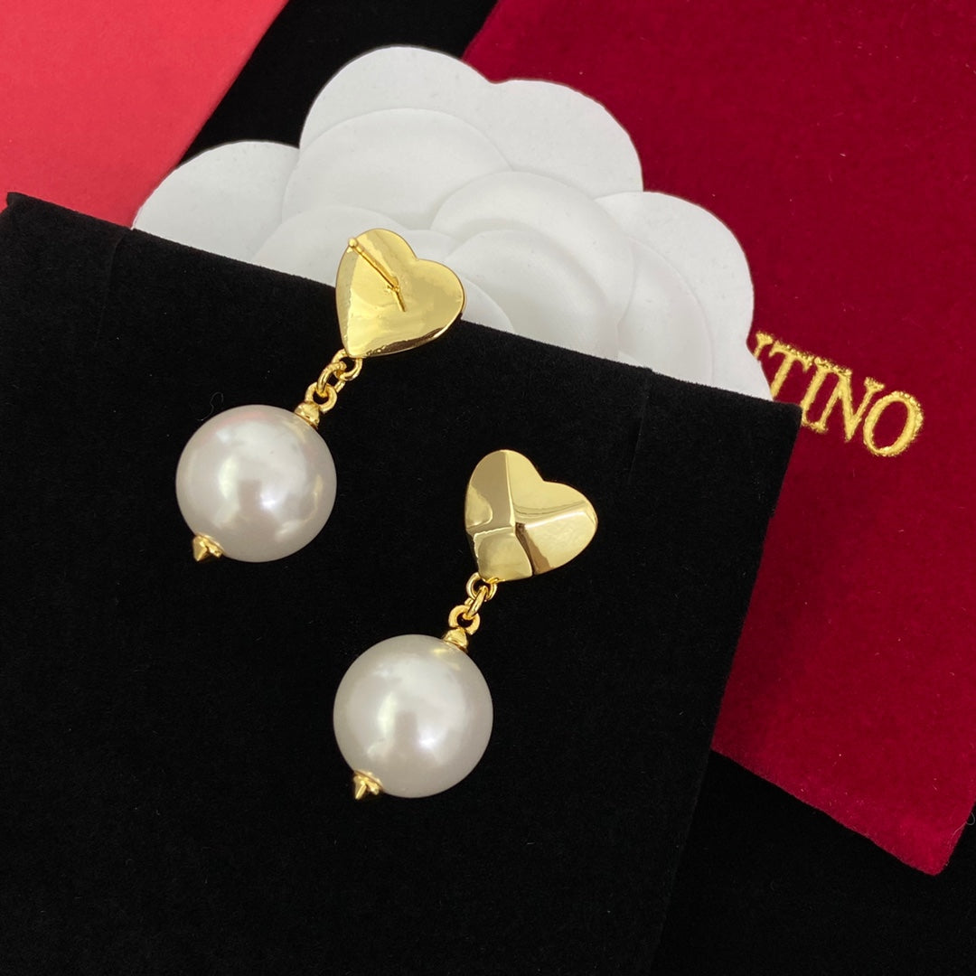 Fashionable heart-shaped pearl earrings