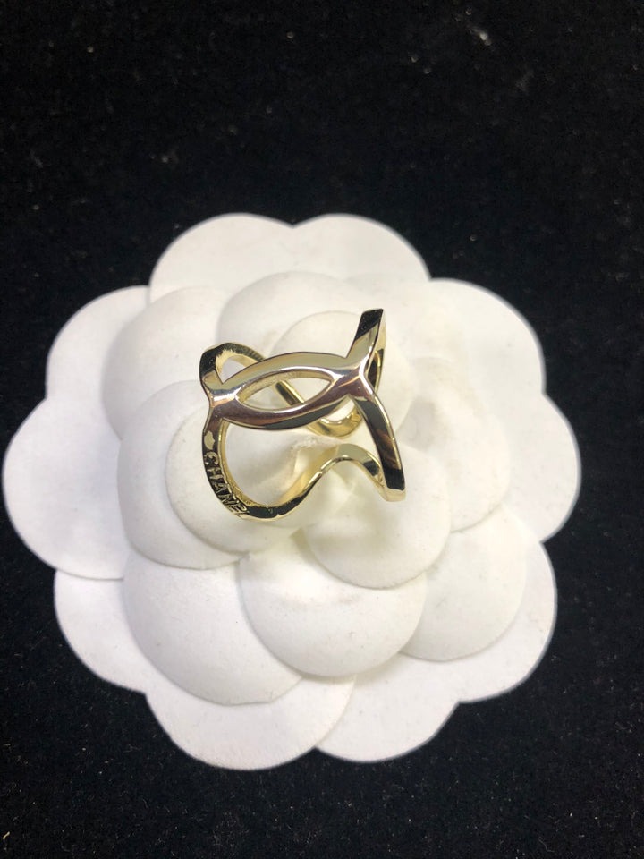 Luxurious light gold coloured open-end ring