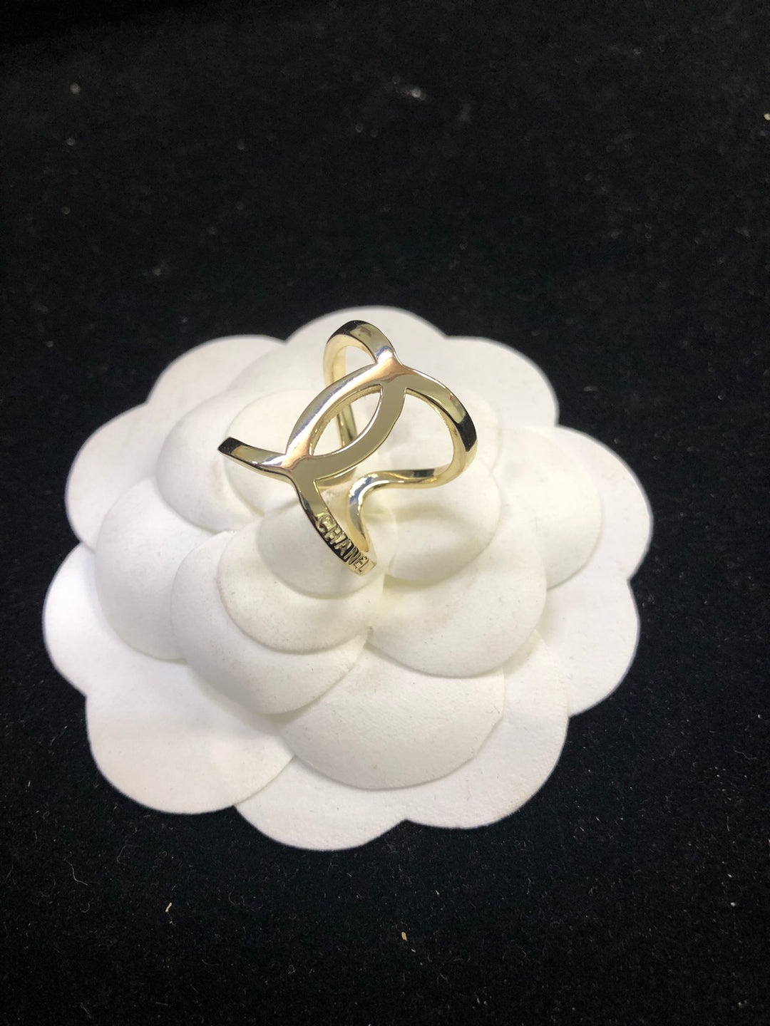 Luxurious light gold coloured open-end ring