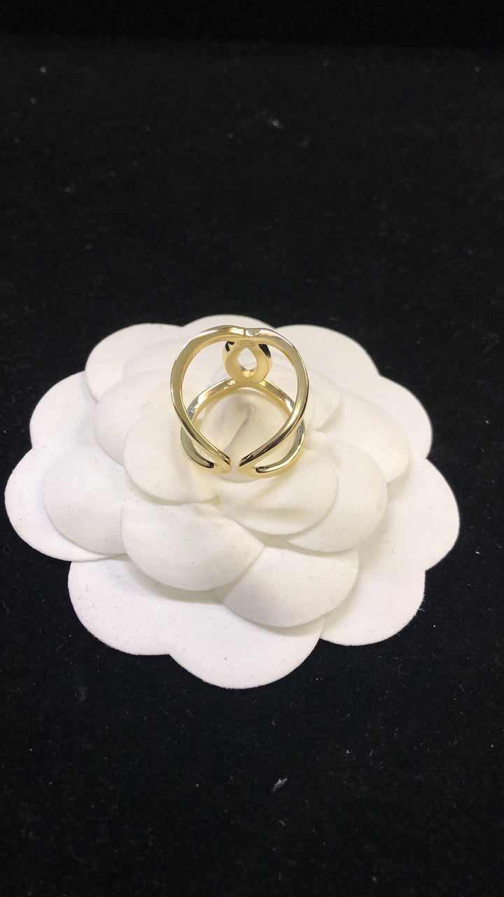 Luxurious light gold coloured open-end ring