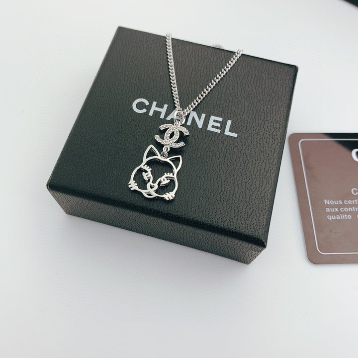 Fashionable cat face pendant necklace