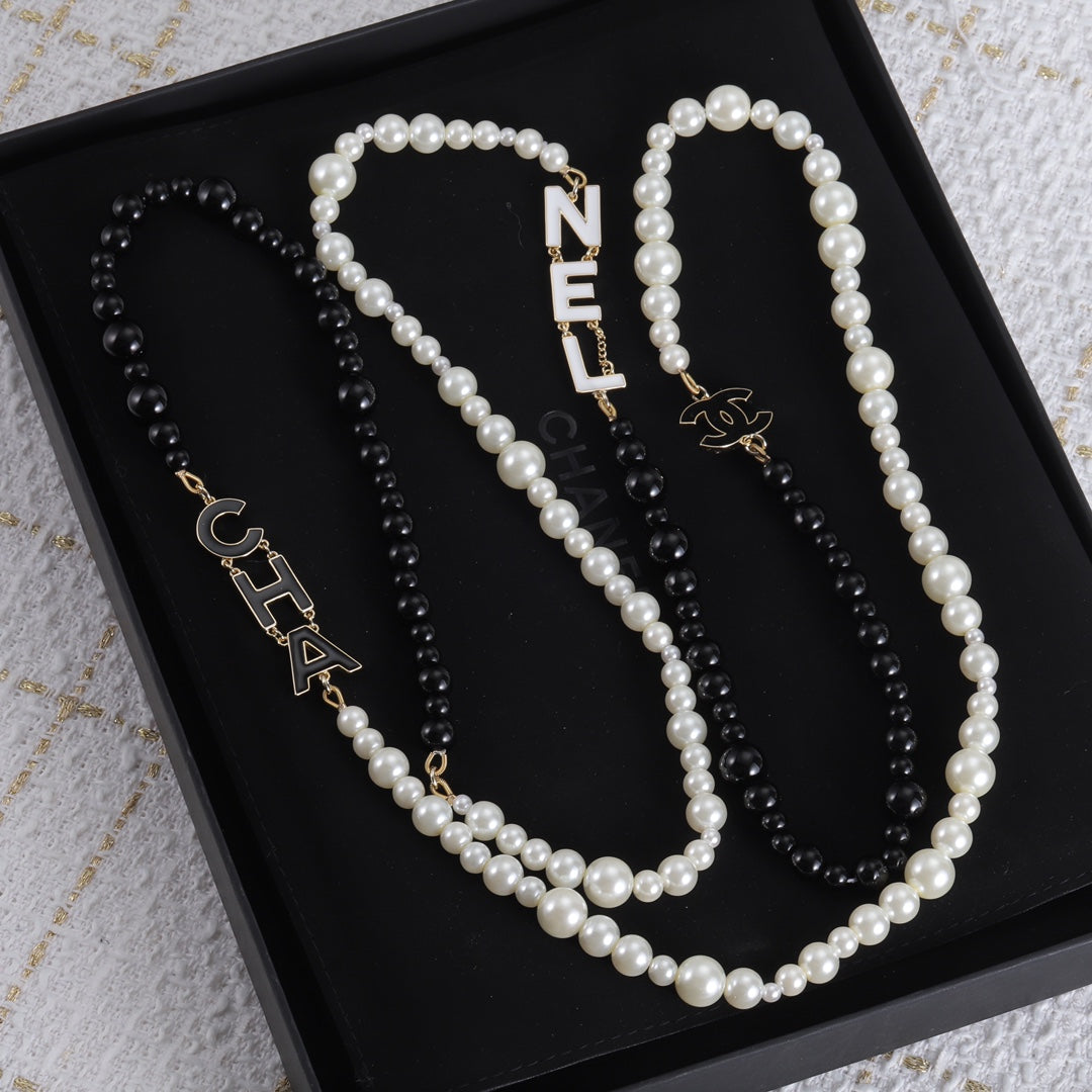 Luxurious black and white pearl patchwork necklace