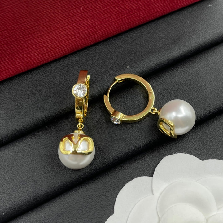 two colours pearl earrings&nbsp;