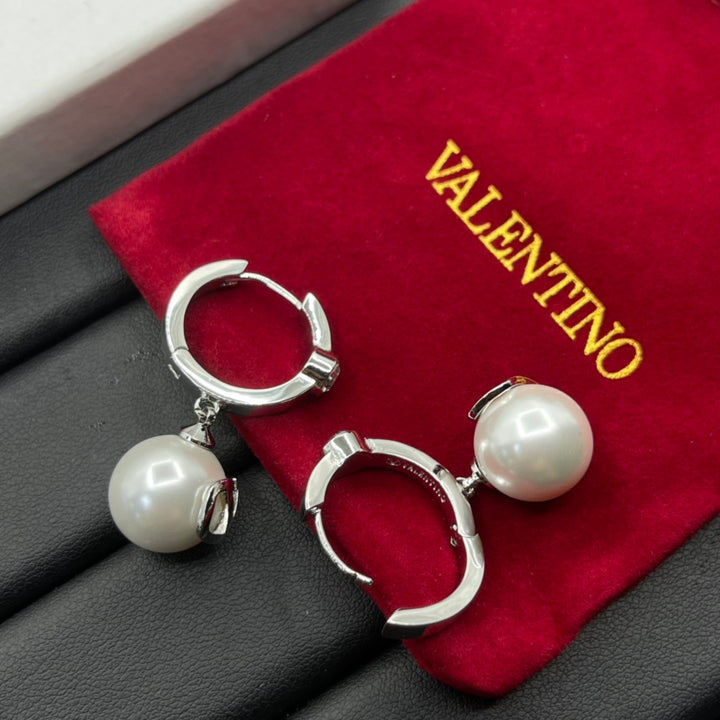 two colours pearl earrings&nbsp;