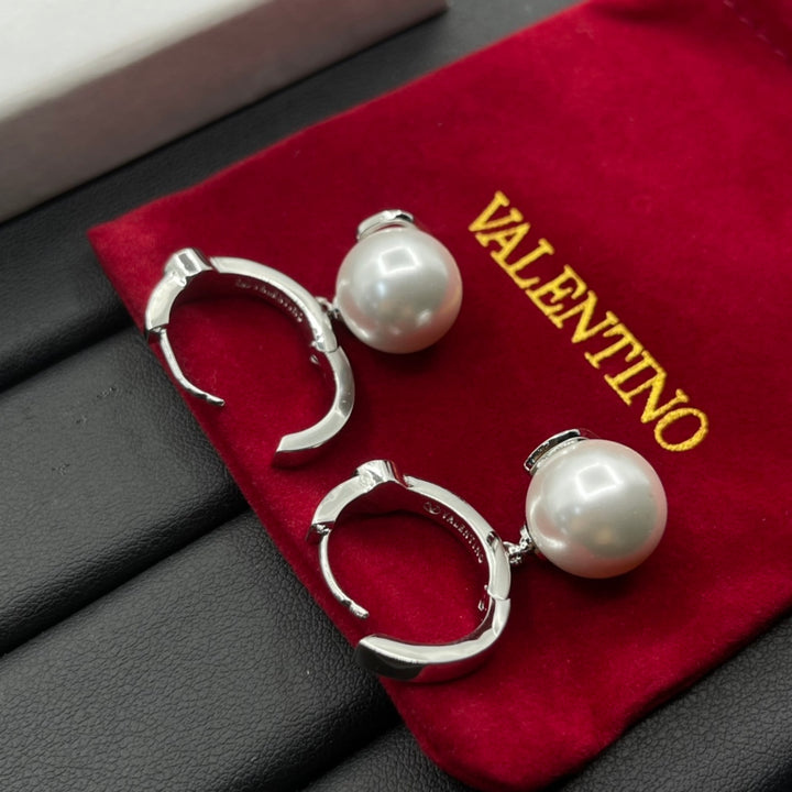 two colours pearl earrings&nbsp;