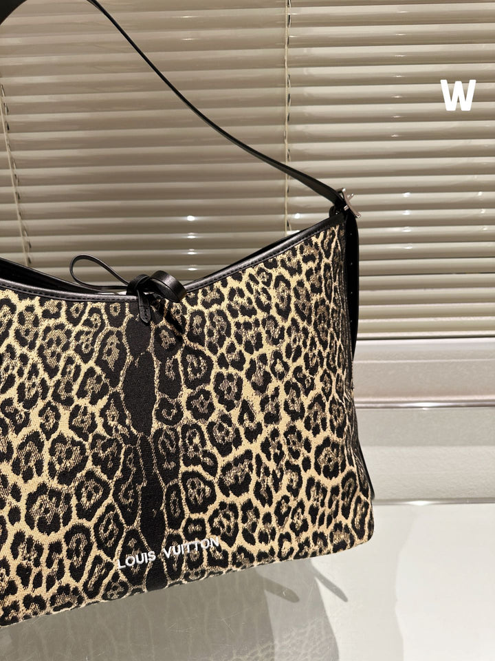 New playful and cute leopard print handbag