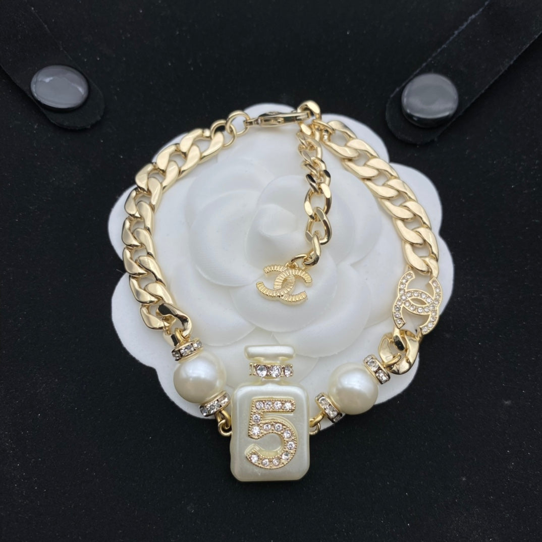 Luxury Perfume Bottle Pendant Necklace Set