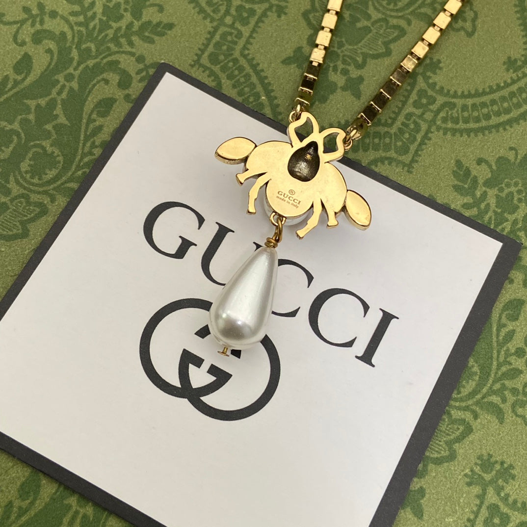 Luxury Bee Pearl Pendant Necklace