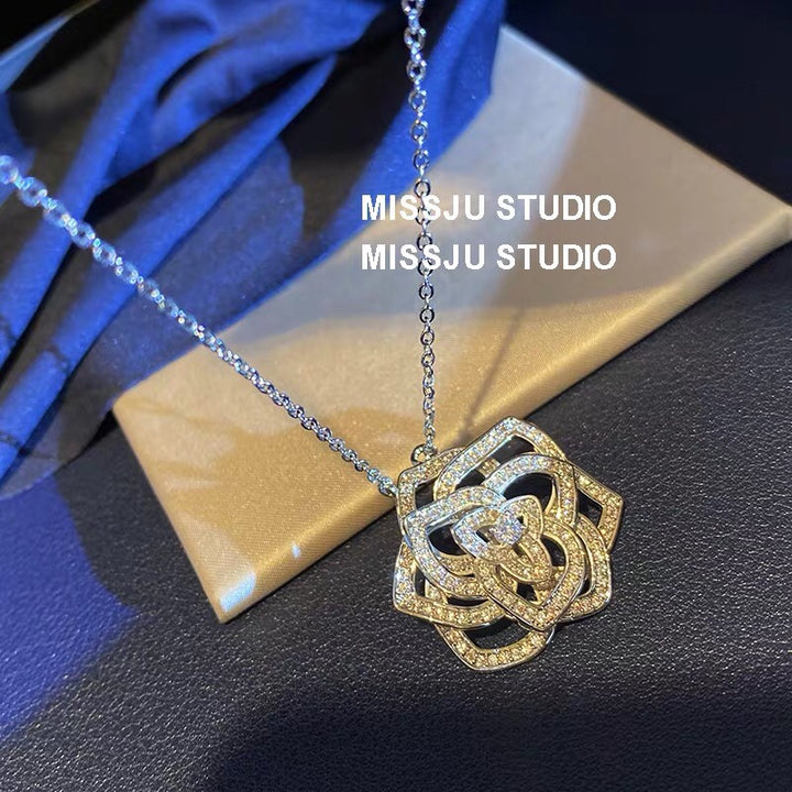 luxury three-dimensional hollowed out rose necklace