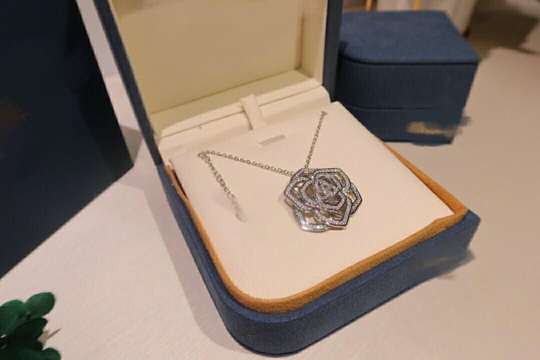 luxury three-dimensional hollowed out rose necklace