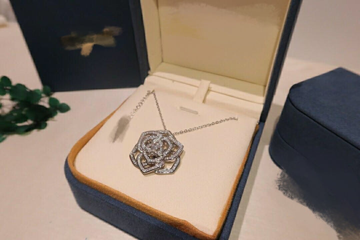 luxury three-dimensional hollowed out rose necklace