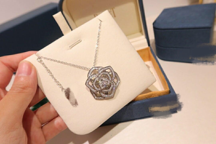 luxury three-dimensional hollowed out rose necklace