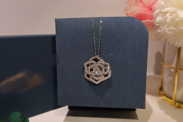 luxury three-dimensional hollowed out rose necklace