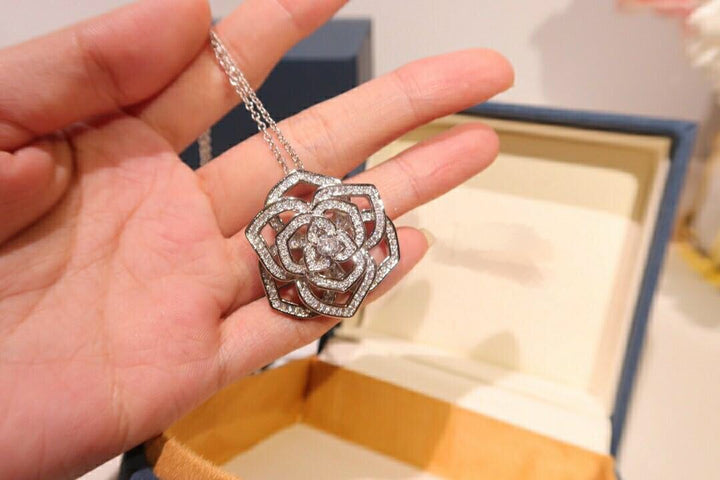 luxury three-dimensional hollowed out rose necklace