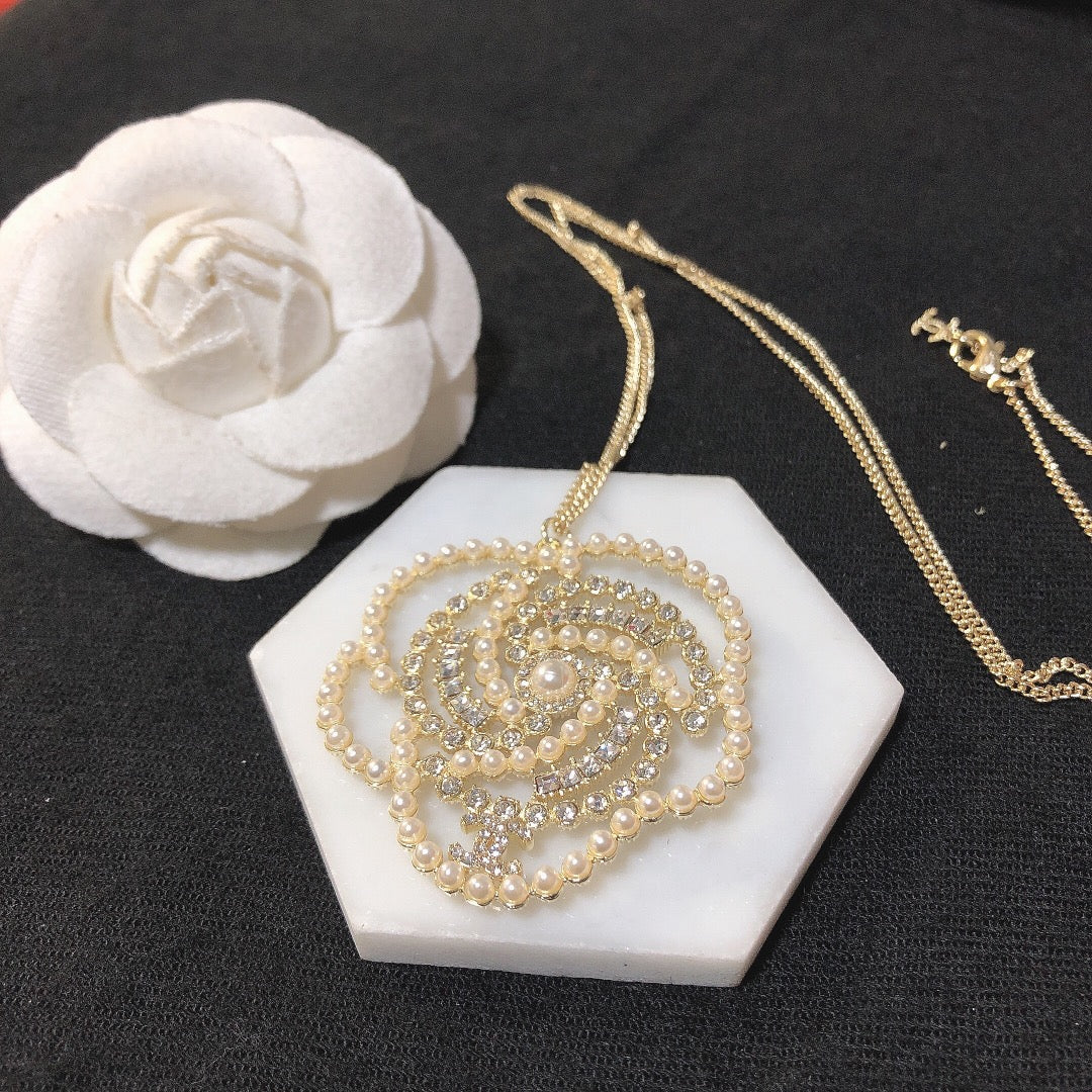 Luxury Flower Pendant Necklace