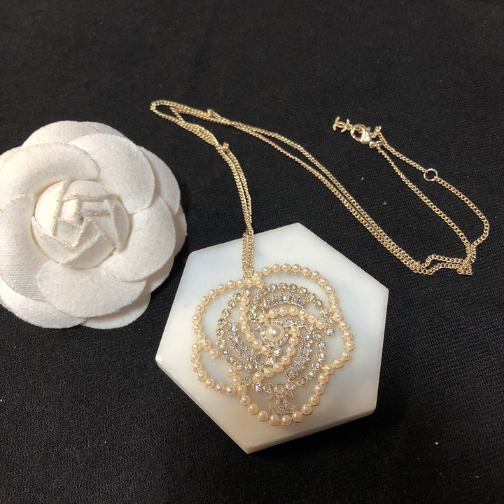 Luxury Flower Pendant Necklace