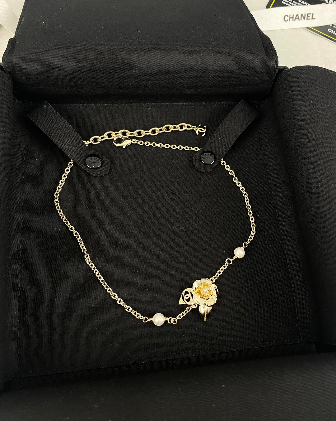 New gold color glossy flower necklace