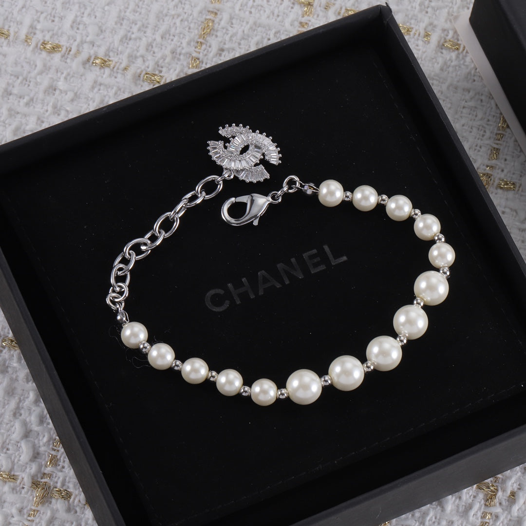 fashion CC pearl chain bracelet