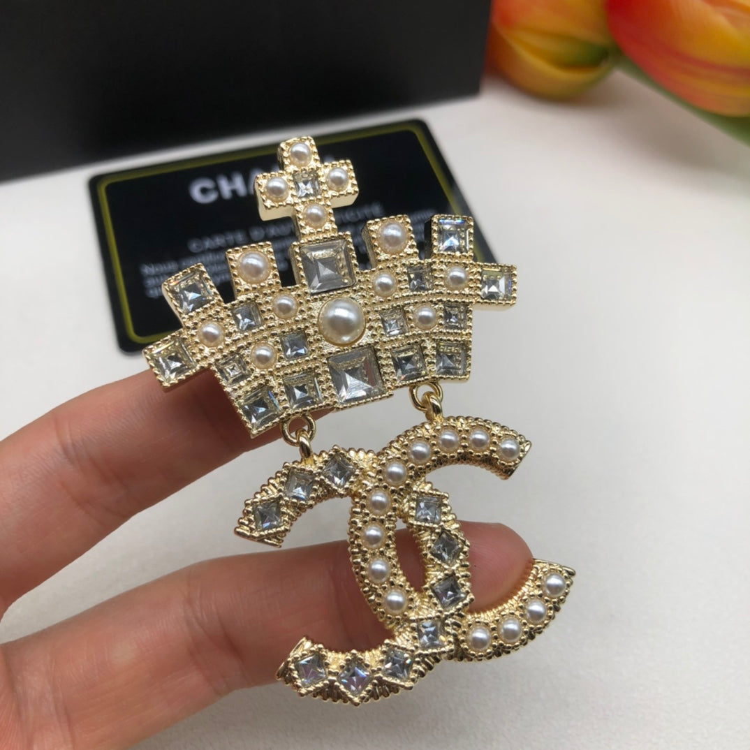 Luxury CC Crown Brooch