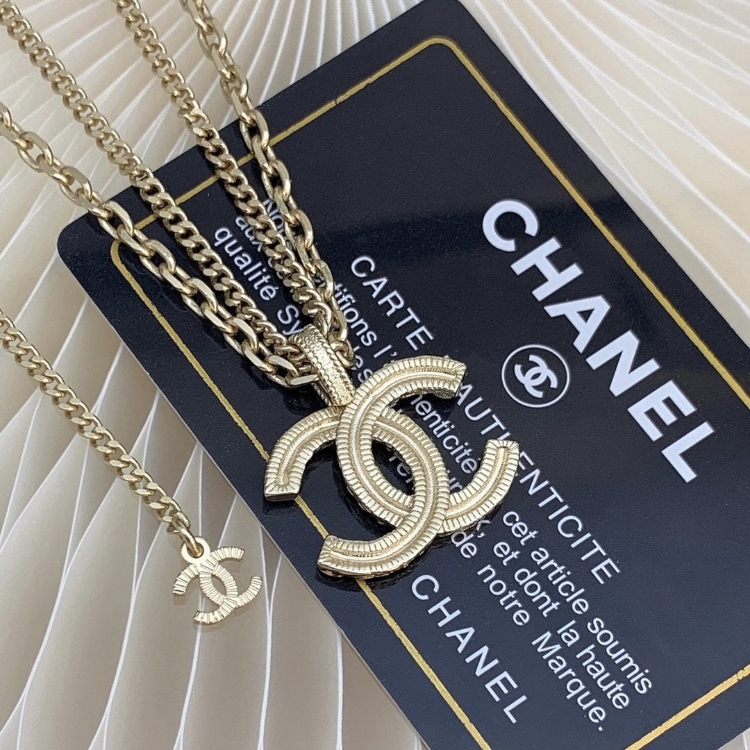 Fashion Carved Double C Pendant Necklace