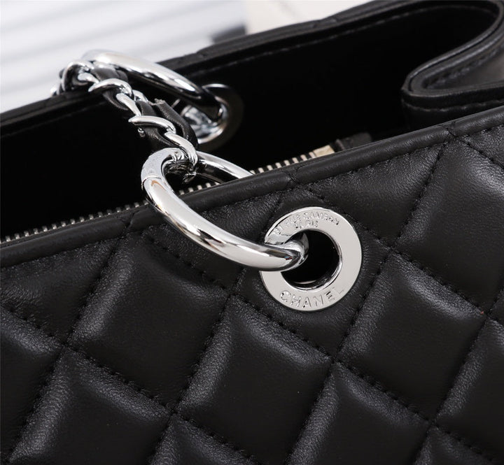 Silver Buckle Sheepskin Handbag in Black-M35899