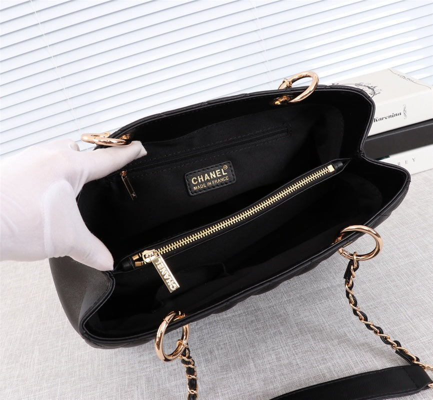 Gold Buckle Sheepskin Handbag in Black-M35899