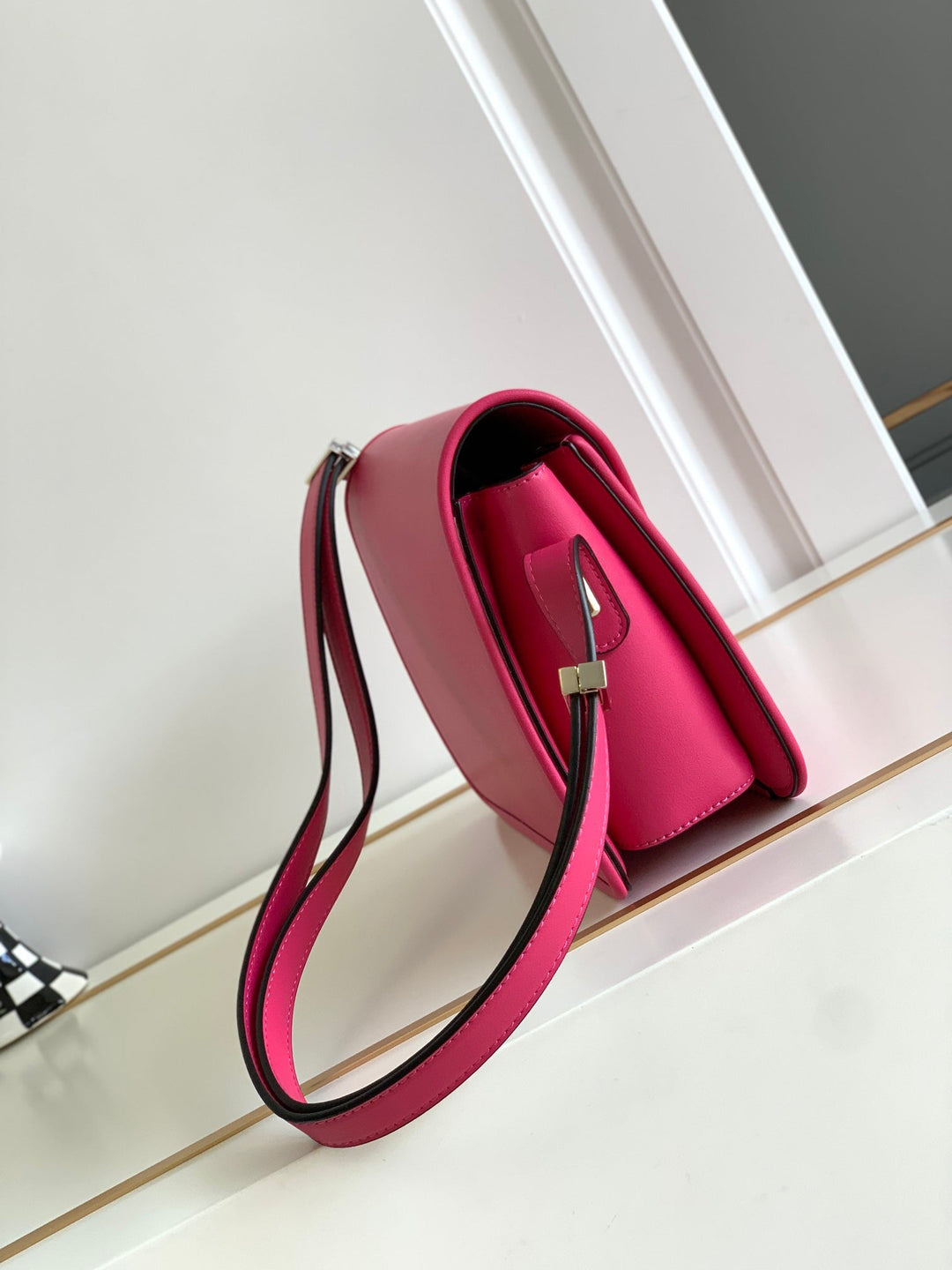 Pink V logo cowhide handbag M5019