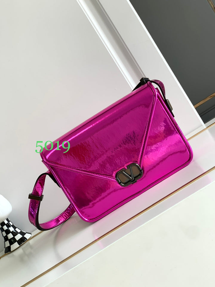 Purple V logo cowhide handbag M5019