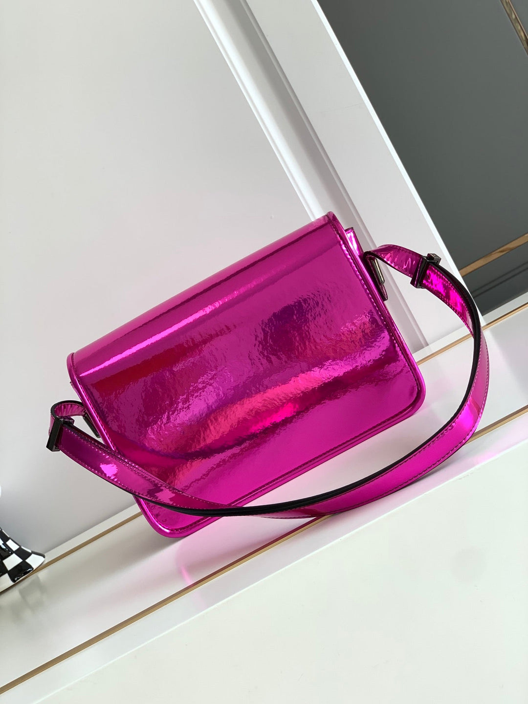 Purple V logo cowhide handbag M5019