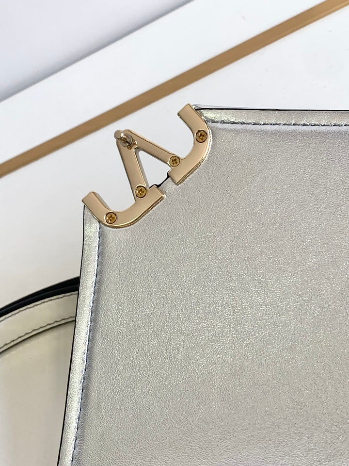 Silver V logo cowhide handbag M5019