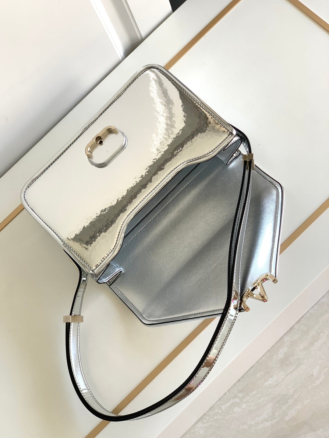 Silver V logo cowhide handbag M5019