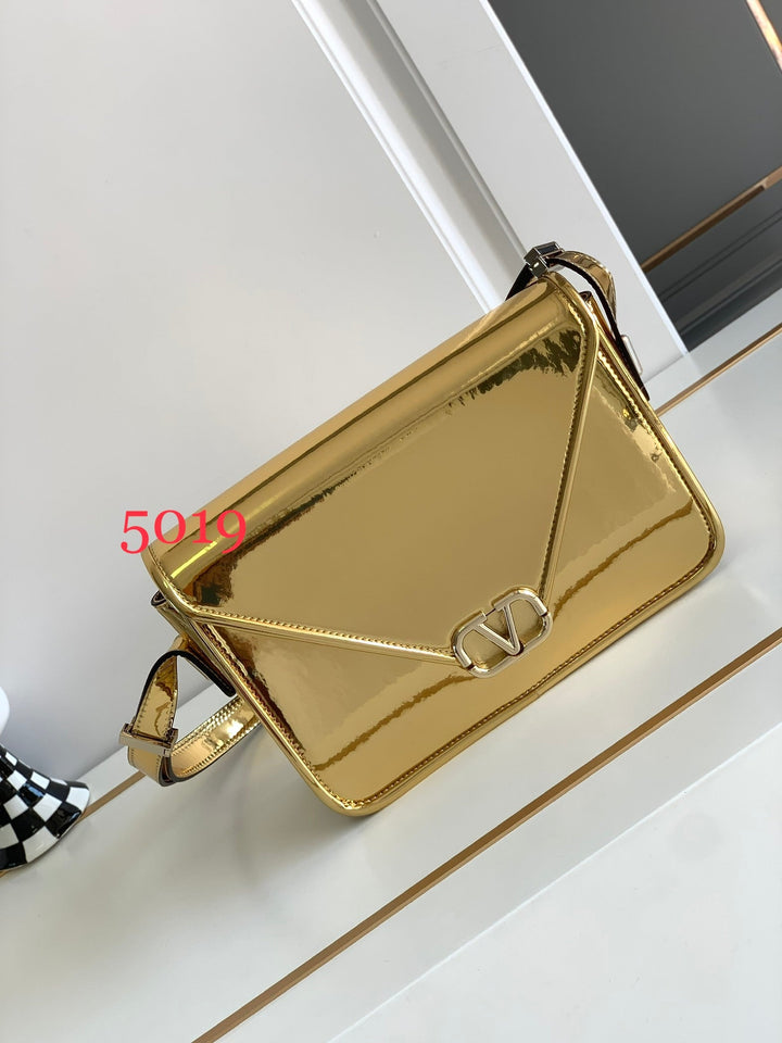 Gold V logo cowhide handbag M5019