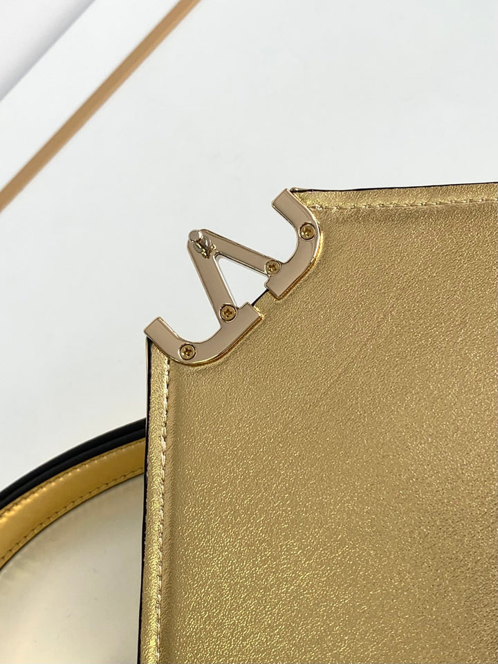 Gold V logo cowhide handbag M5019