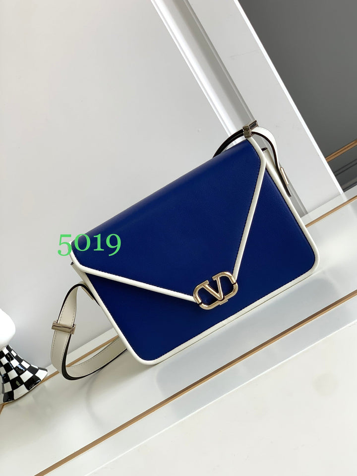 Blue V logo cowhide handbag M5019