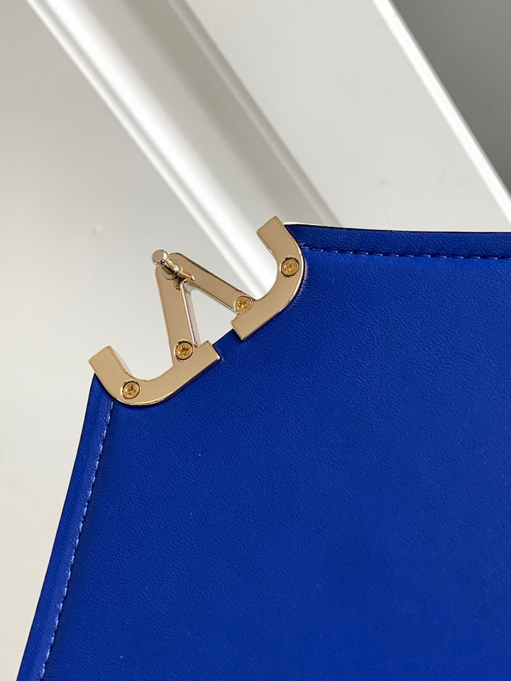 Blue V logo cowhide handbag M5019