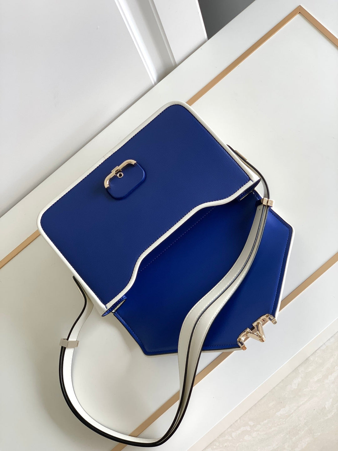 Blue V logo cowhide handbag M5019