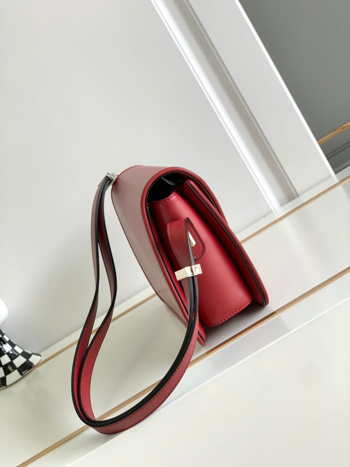 Red V logo cowhide handbag M5019