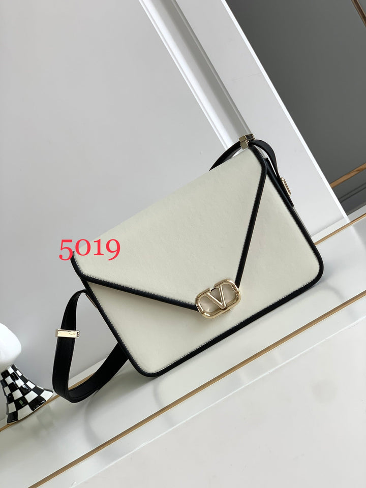 V logo cowhide handbag M5019