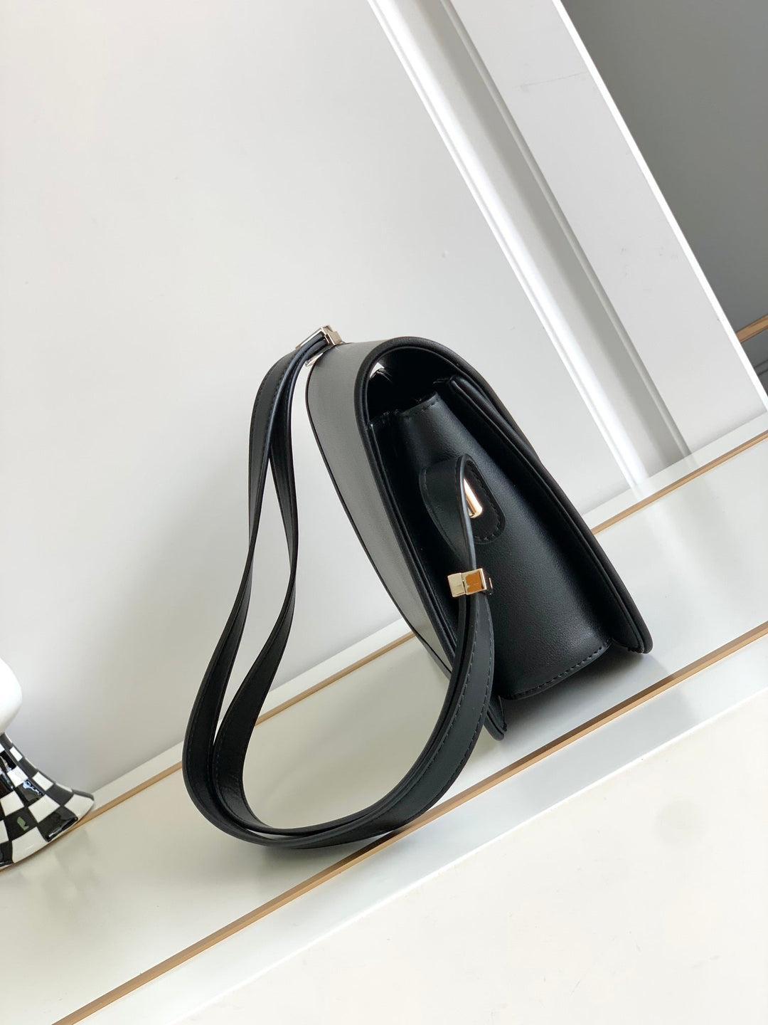 Black V logo cowhide handbag M5019