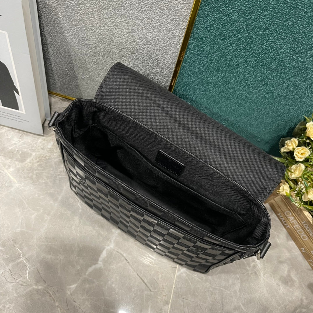 Black Square Messenger Bag-M46255