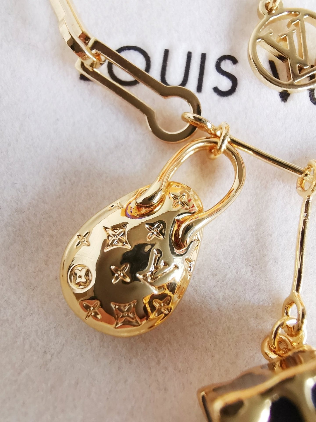 Fashion Engraved Pendant Bracelet