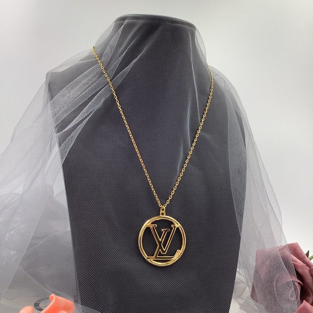 Luxury letter cutout necklace