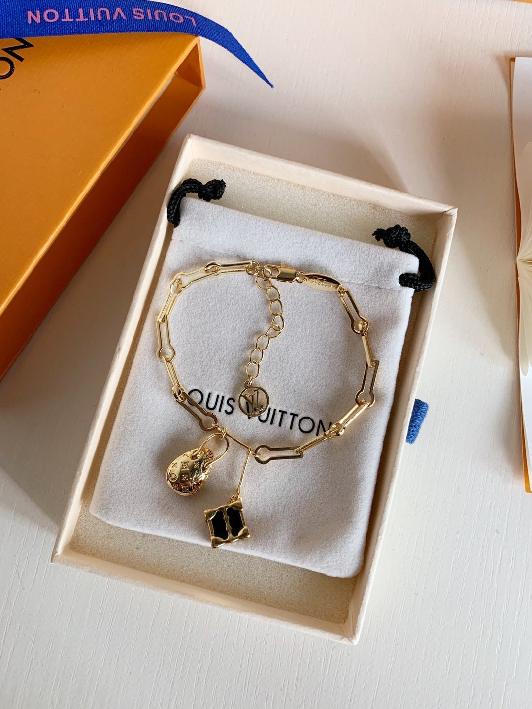 Fashion Engraved Pendant Bracelet